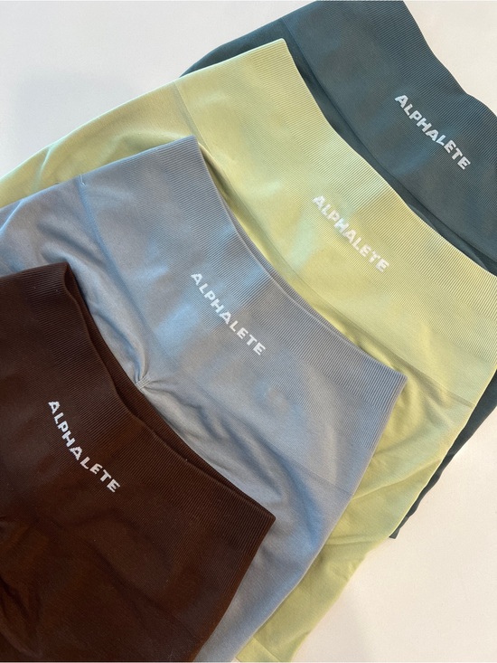 Alphalete Pants - Alphalete Amplify Seamless High-Waist Scrunch Shorts - 4 Colors